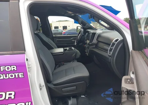 2022 Ram 1500 Big Horn 4X2 6'4 Box z USA, uszkodzony, nr VIN 1C6RREBT2NN113936